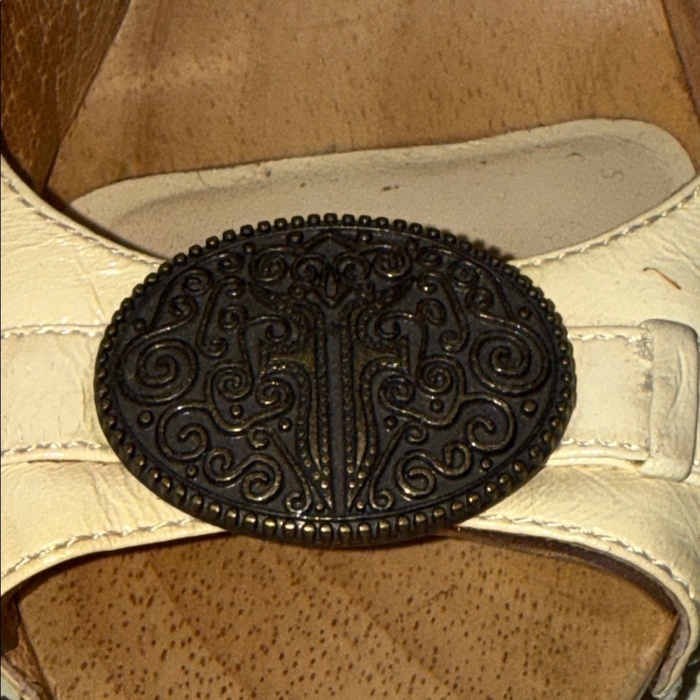 Frye Cream Leather Studded Clog Slingbacks - Wood Heel & Medallion Detail SZ 8 - Picture 4 of 10